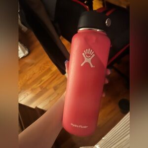 40 oz Pink Hydro flask - Used (some scrapes a few dents)